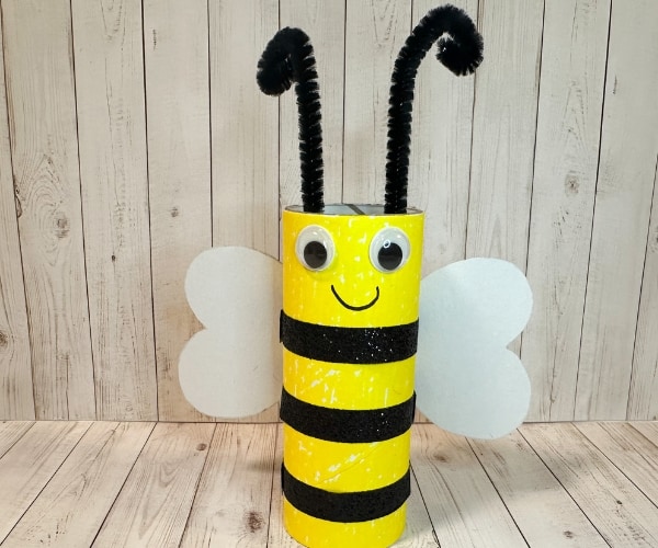 toilet roll bee craft wood background